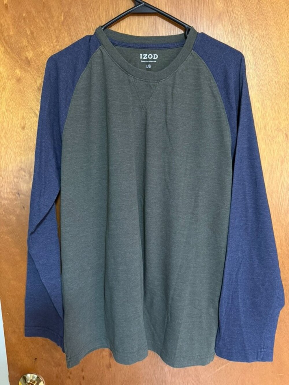 IZOD long sleeve crew neck shirt